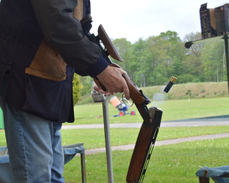 Shell unloading clay pigeon shooting