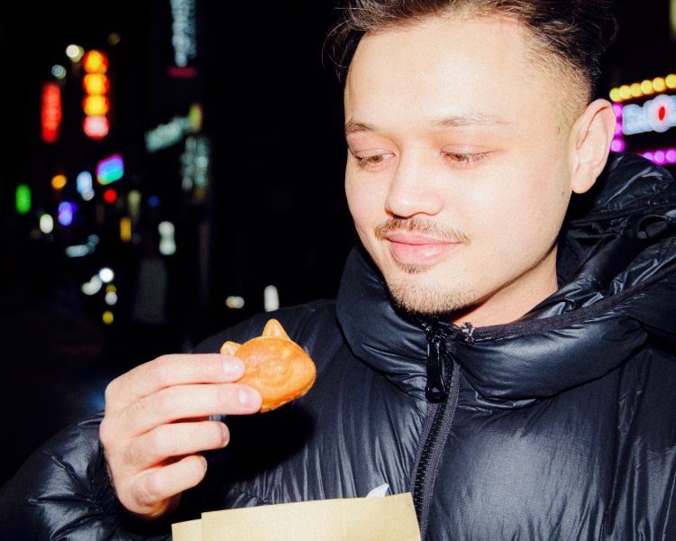 Man eating cake on a food treasure hunt in manchester