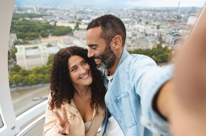 couple taking a selfie on the london eye