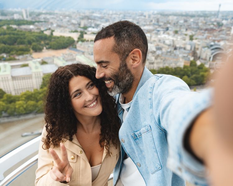 couple taking a selfie on the london eye