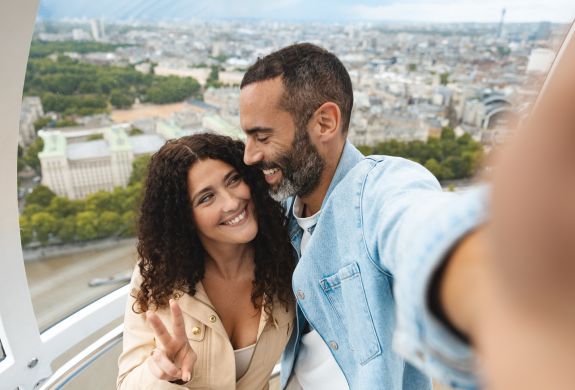 couple taking a selfie on the london eye