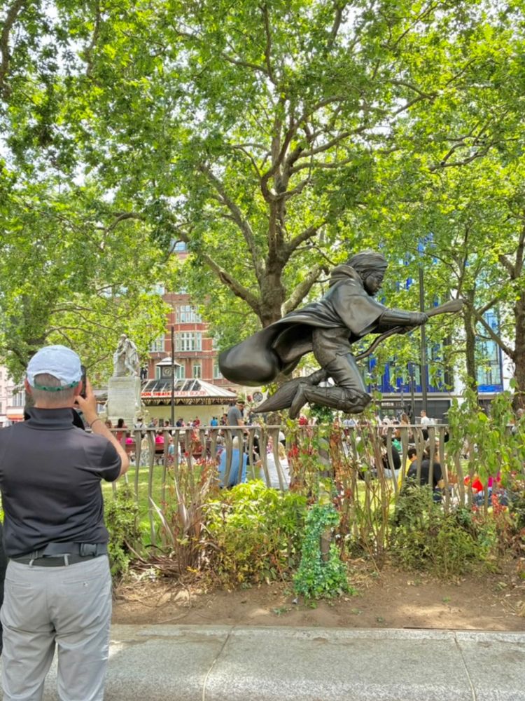 Harry potter sculpture in london