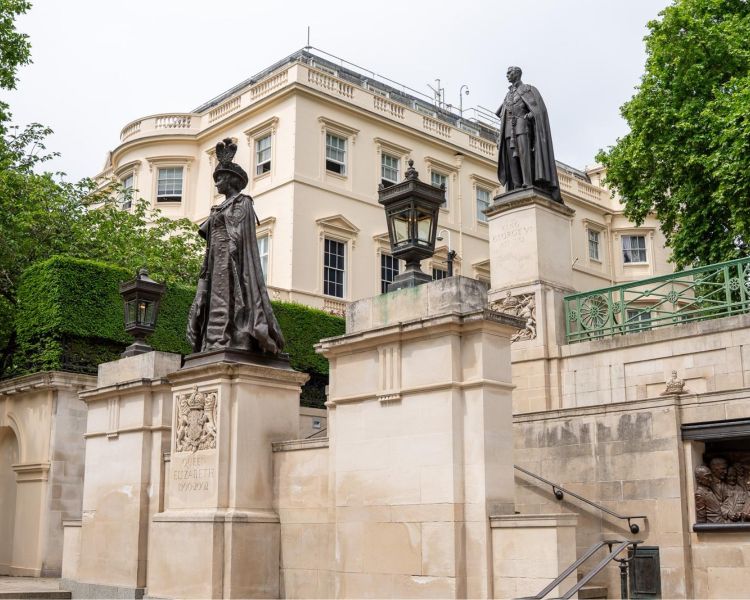 Royal statues seen on london walking tour