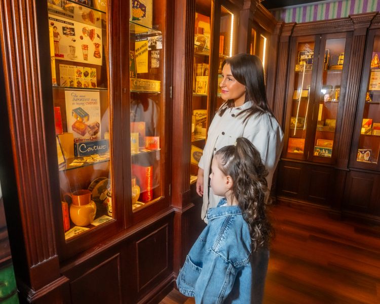 woman and daughter on the bourneville experience at cadbury world