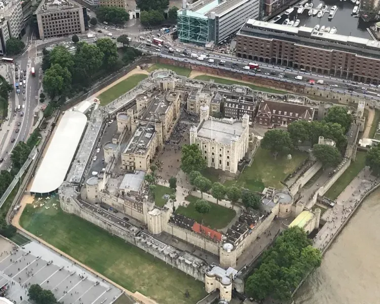 35 minute london sightseeing helicopter flight for two with champagne 17