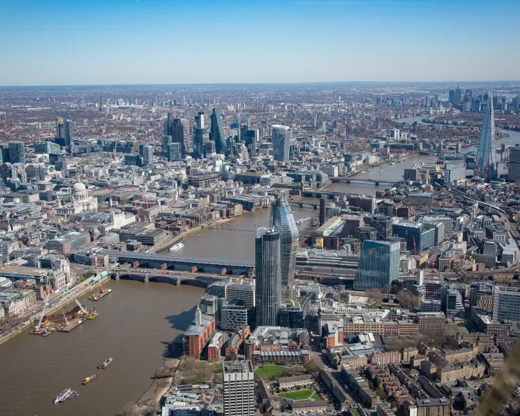 35 minute london sightseeing helicopter flight for two with champagne 18