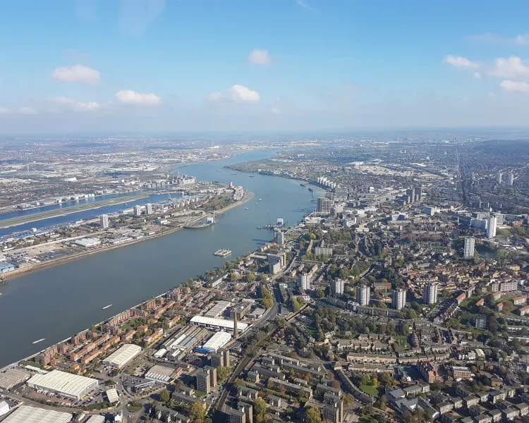60 minute thames and medway helicopter flight experience