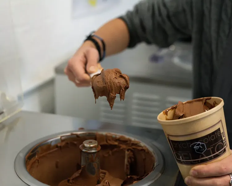 gelato being scooped into a tub on a learn how to make gelato workshop in london