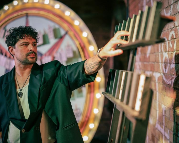Magician for vip seating at the magicians table immersive show