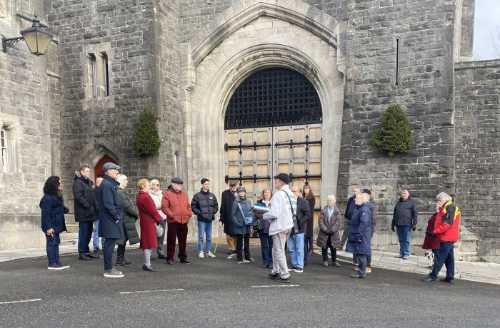 tour group by the castle on the arundel historic walking tour