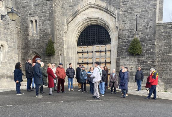 tour group by the castle on the arundel historic walking tour
