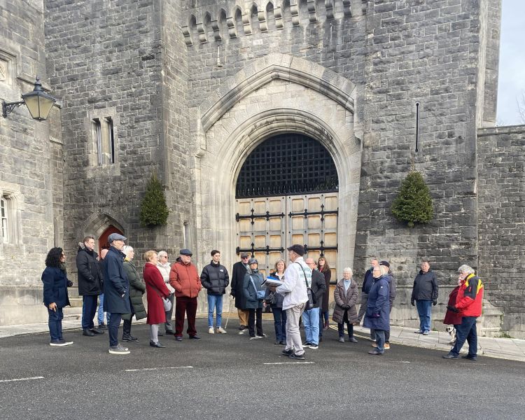tour group by the castle on the arundel historic walking tour