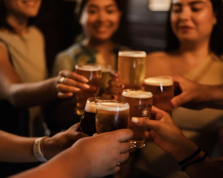 Cheers with beers on london pub and food tour