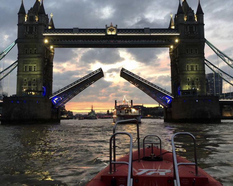thames lates 50 minute thames rockets speedboat experience