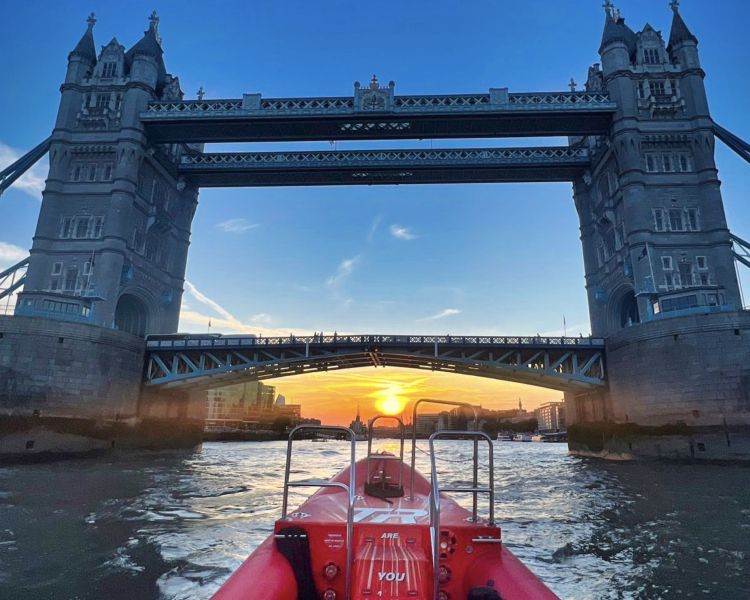 thames lates 50 minute thames rockets speedboat experience
