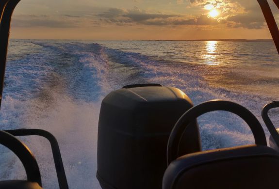 sunset powerboat cruise on brighton coast