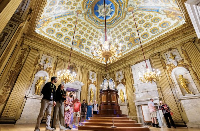 visit kensington palace in london with meal at the stablehand for two