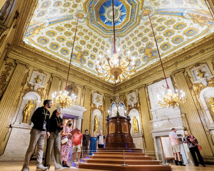 visit kensington palace in london with meal at the stablehand for two