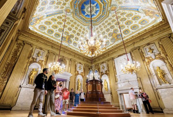 visit kensington palace in london with meal at the stablehand for two