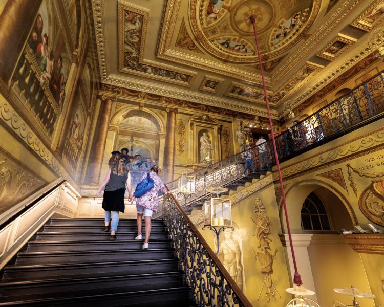 visit kensington palace in london with meal at the stablehand for two