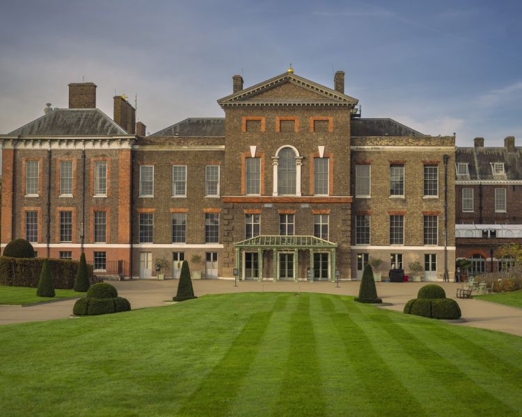 visit kensington palace in london with meal at the stablehand for two