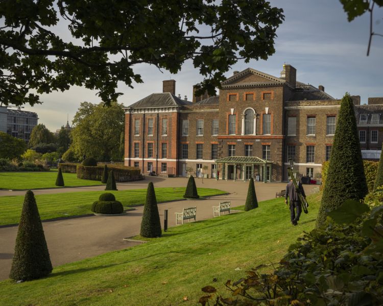 visit kensington palace in london with meal at the stablehand for two