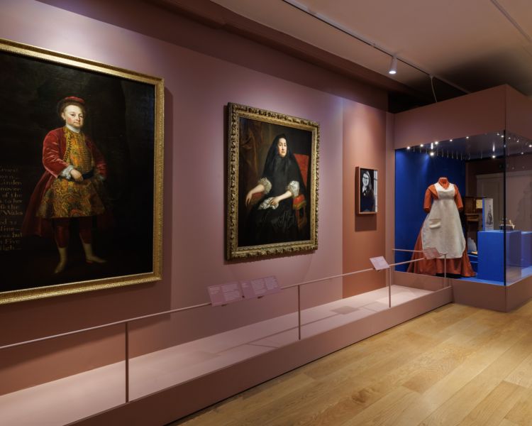 visit kensington palace in london with meal at the stablehand for two