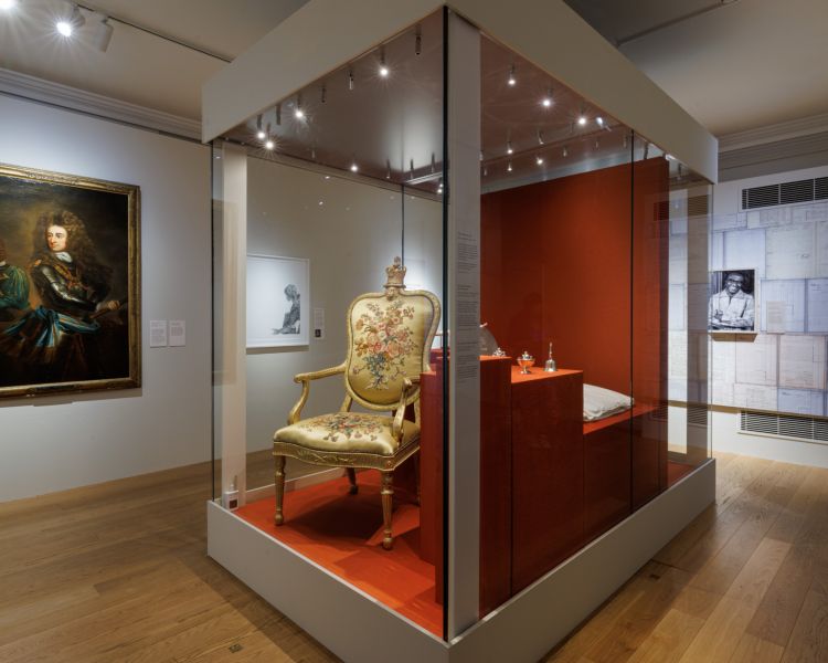 visit kensington palace in london with meal at the stablehand for two