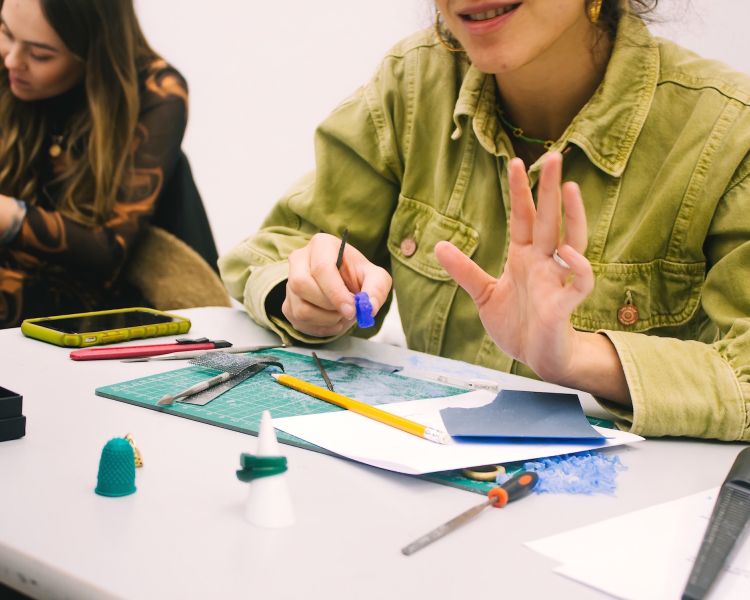 two people working on a gemstone jewellery making workshop with stööki