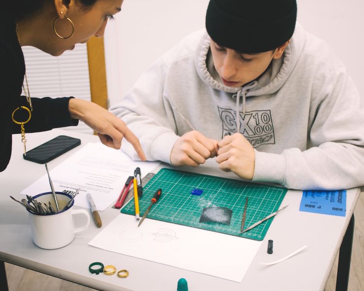 person received guidance on a gemstone jewellery making workshop with stööki
