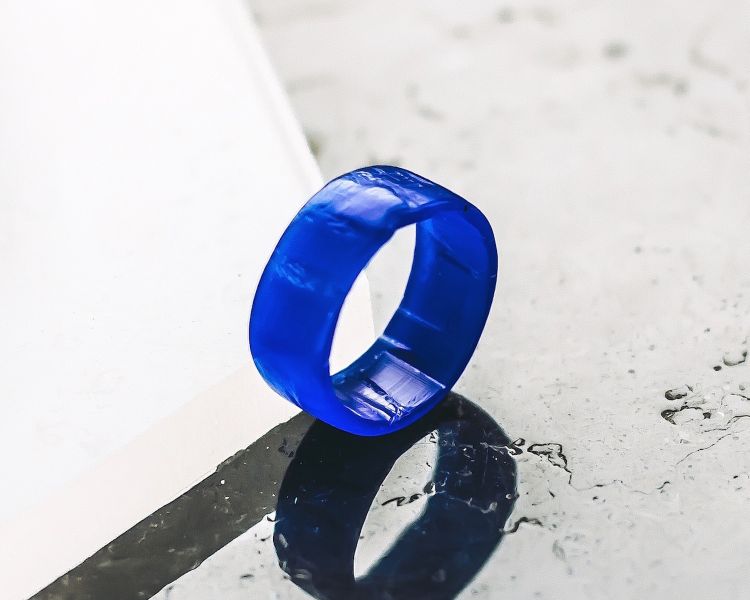 a blue wax ring template made on a gemstone jewellery making workshop with stööki