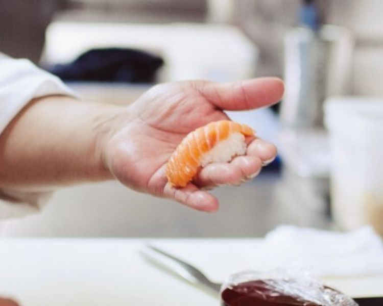 learn how to make a sushi dragon roll