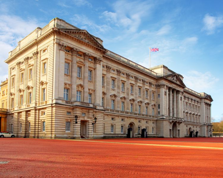 the front of buckingham palace in london