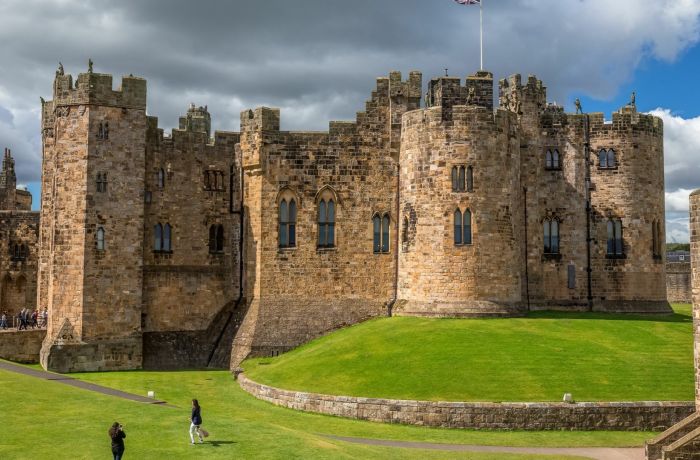 alnwick castle day tour from edinburgh