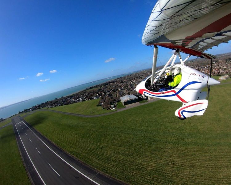learn how to fly a microlight