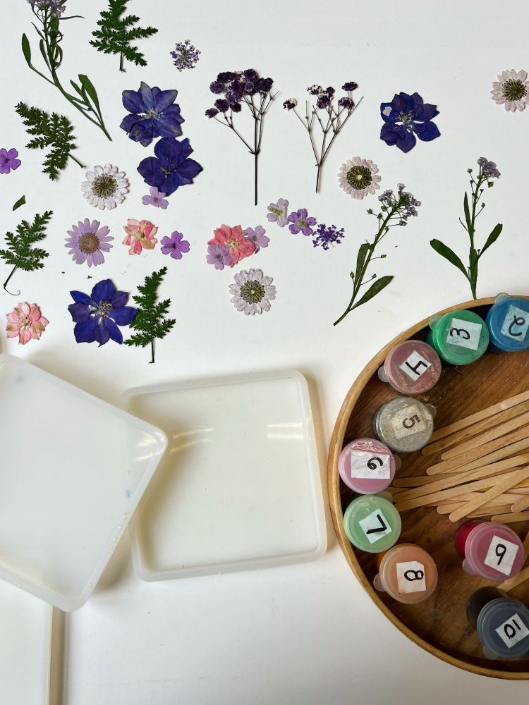 learn how to make epoxy resin flower coasters