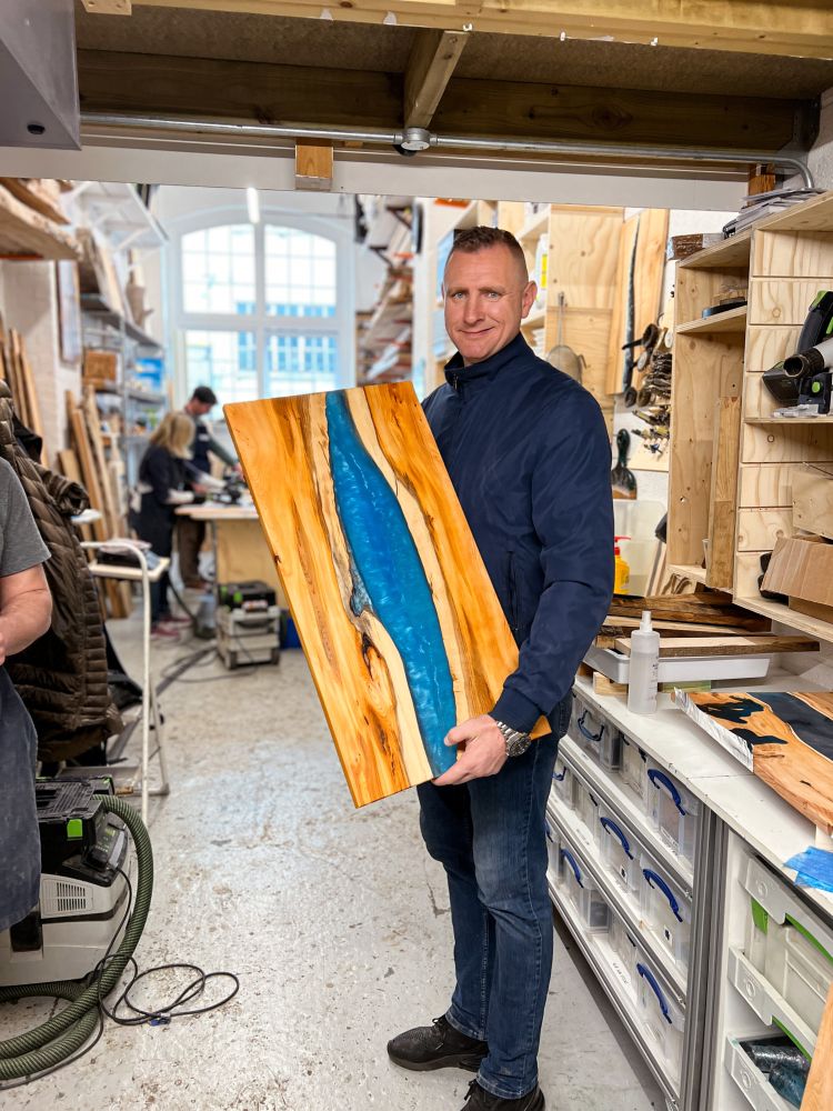 learn how to make an epoxy resin river table