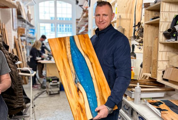 learn how to make an epoxy resin river table
