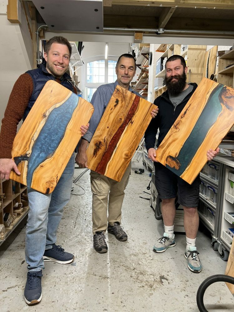 learn how to make an epoxy resin river table