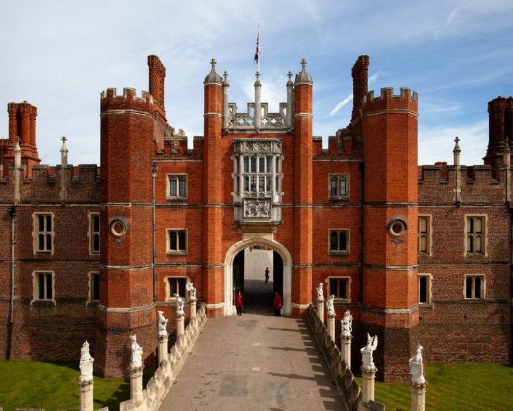 Hampton court exteriour 2