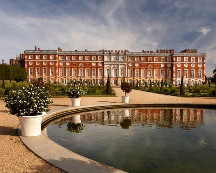 Hampton court lake