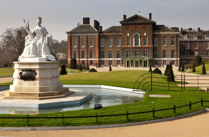 Queen victoria statue