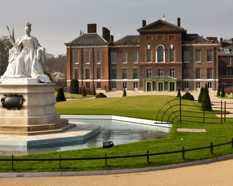 Queen victoria statue