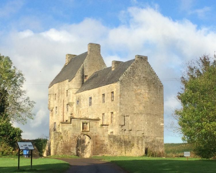 lallybroch house in Outlander