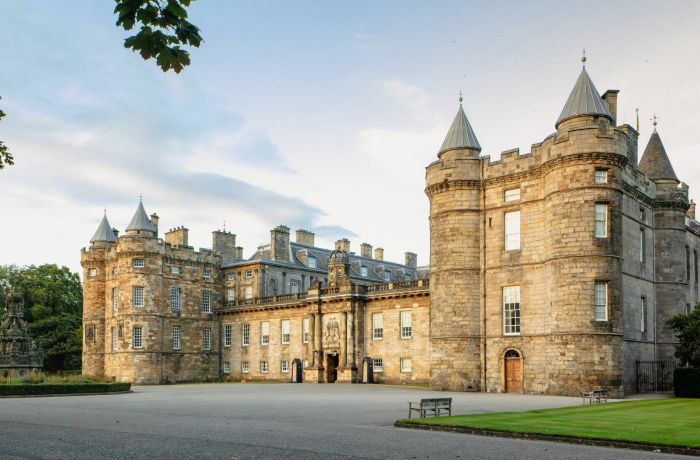 palace of holyroodhouse in edinburgh entrance