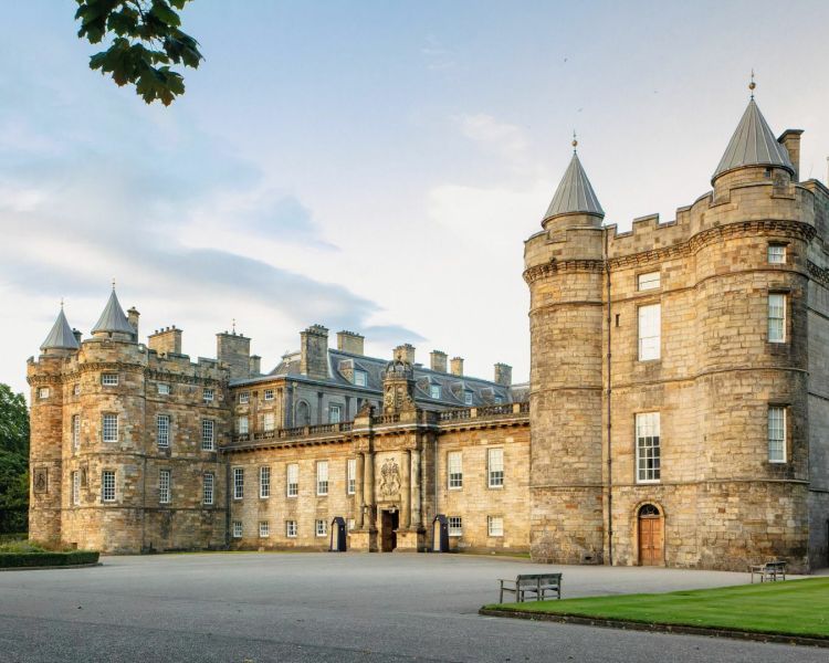 palace of holyroodhouse in edinburgh entrance