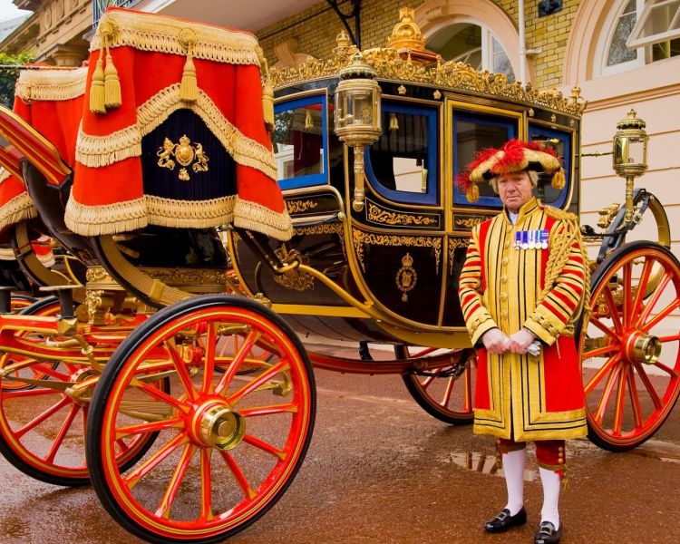 the royal mews at buckingham palace entrance