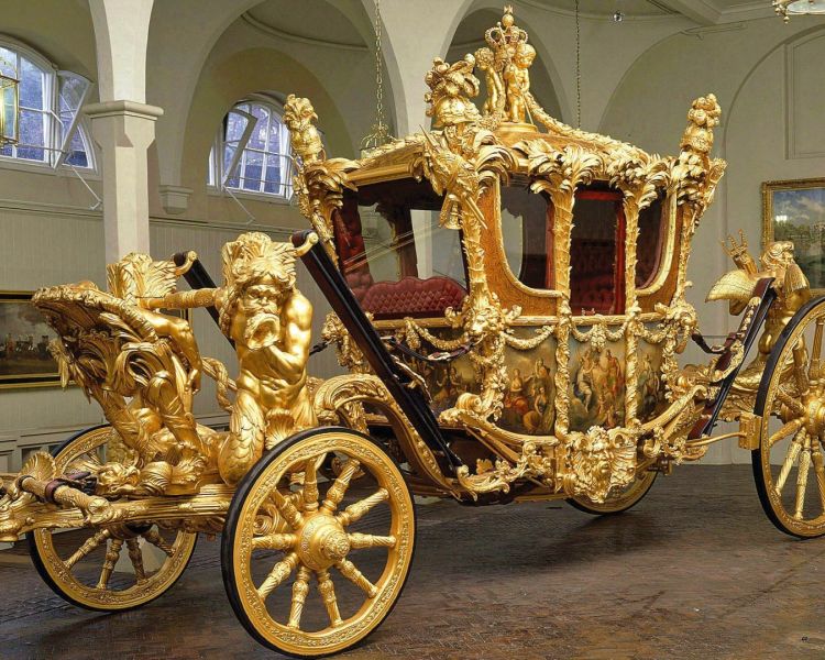 the royal mews at buckingham palace entrance