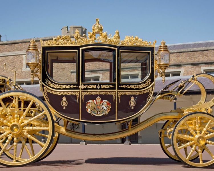 the royal mews at buckingham palace entrance