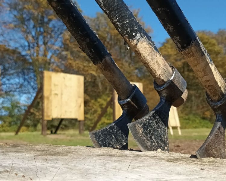 axe and knife throwing experience nottinghamshire
